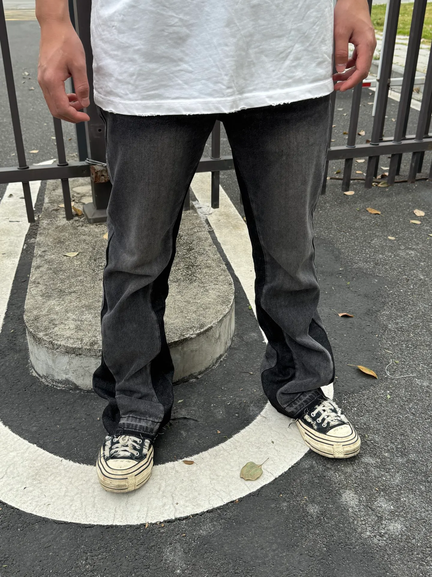 -Size upper body P246#G990 GALLERY DEPT denim bell-bottoms washed distressed spliced ​​denim jeans. During the process, the owner of the denim washing plant helped introduce a boss who once worked for Levi's foundry and started his own business. This also paved the way for the following styles. Therefore, Levi's remodeled single product for the base plate is really familiar. Whether it is the fabrics supplied or the lathes used in production, there is nothing to choose from. -Color: Black -Size: S-XXL (corresponding to 28-36)